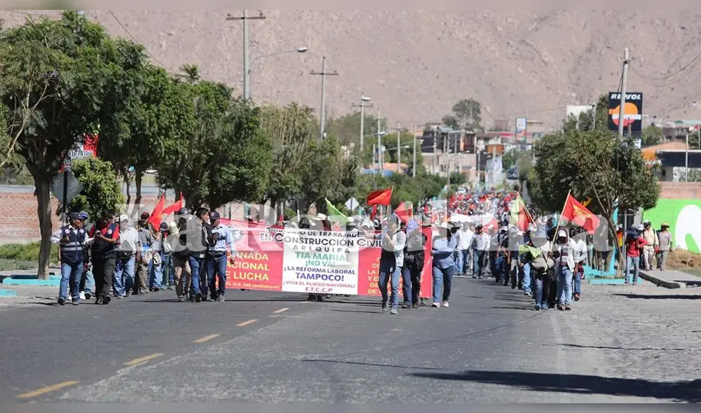 Trabajadores de Construcción Civil recorrieron las calles arequipeñas desde el distrito de Tiabaya.