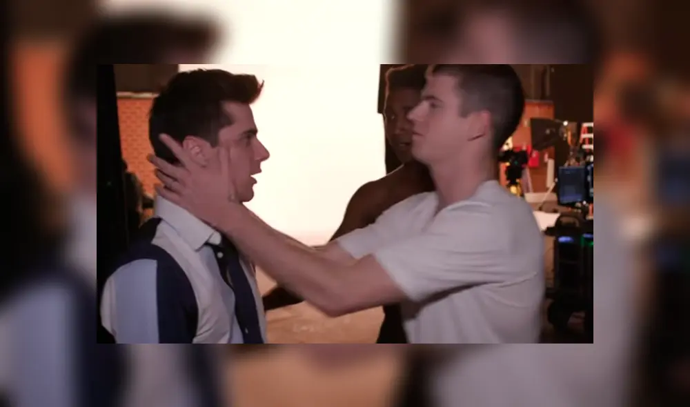 Élite: Miguel Bernardeu alborota las redes sociales robando beso a Álvaro Rico [VIDEO]