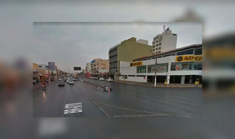 Desliza las imágenes para ver el increíble blooper que protagonizó un motociclista en una vía de Brasil. Foto: Google Maps