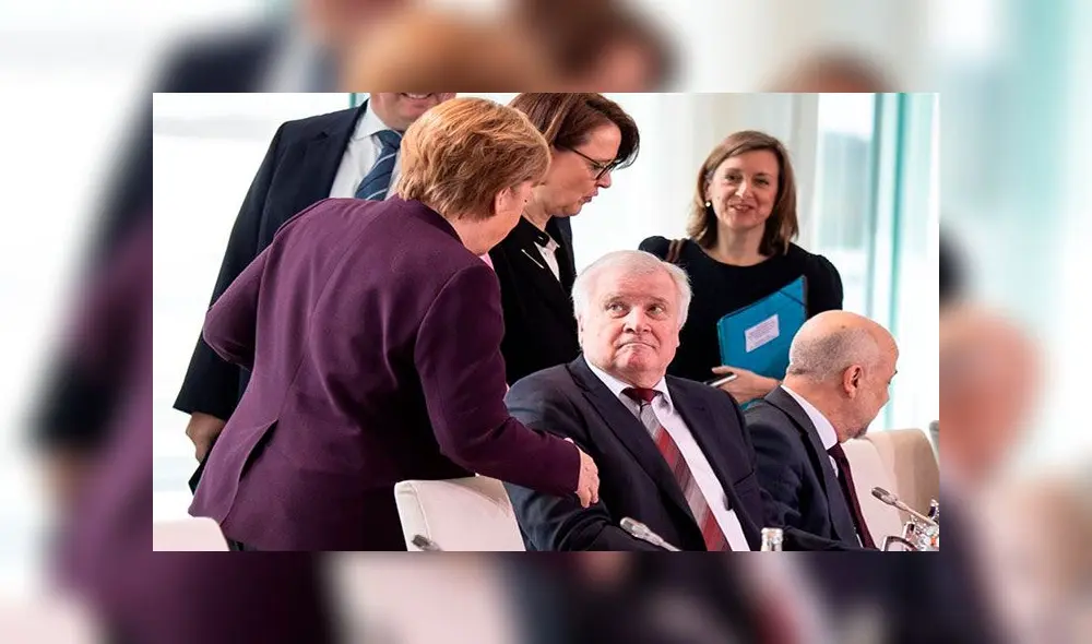 Horst Seehofer (c, sentado) y Angela Merkel (i) protagonizaron una escena curiosa con motivo del coronavirus. Foto: EFE