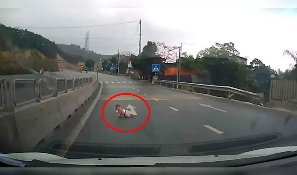 YouTube Viral: bebé cruzó gateando la carretera y casi es arrollado por un camión [VIDEO]