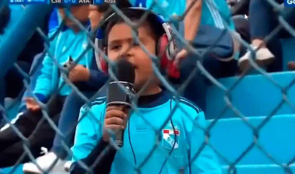 Un niño con audífonos y micrófono fue captado narrando el partido entre Sporting Cristal y Ayacucho FC. | Foto: Gol Perú