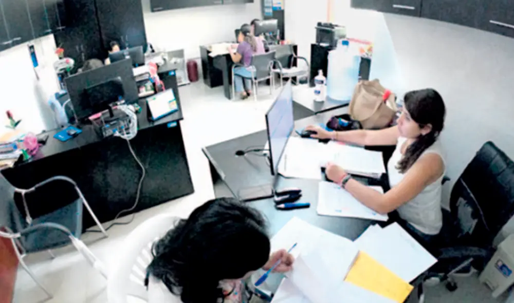 Puestos de trabajo. Trabajadores no solo esperan conservar empleos, sino también sus remuneraciones. El Ejecutivo dictó medidas para las empresas. Foto: Bryan Rubio Puestos de trabajo. Trabajadores no solo esperan conservar empleos, sino también sus remuneraciones. El Ejecutivo dictó medidas para las empresas. Foto: Bryan Rubio