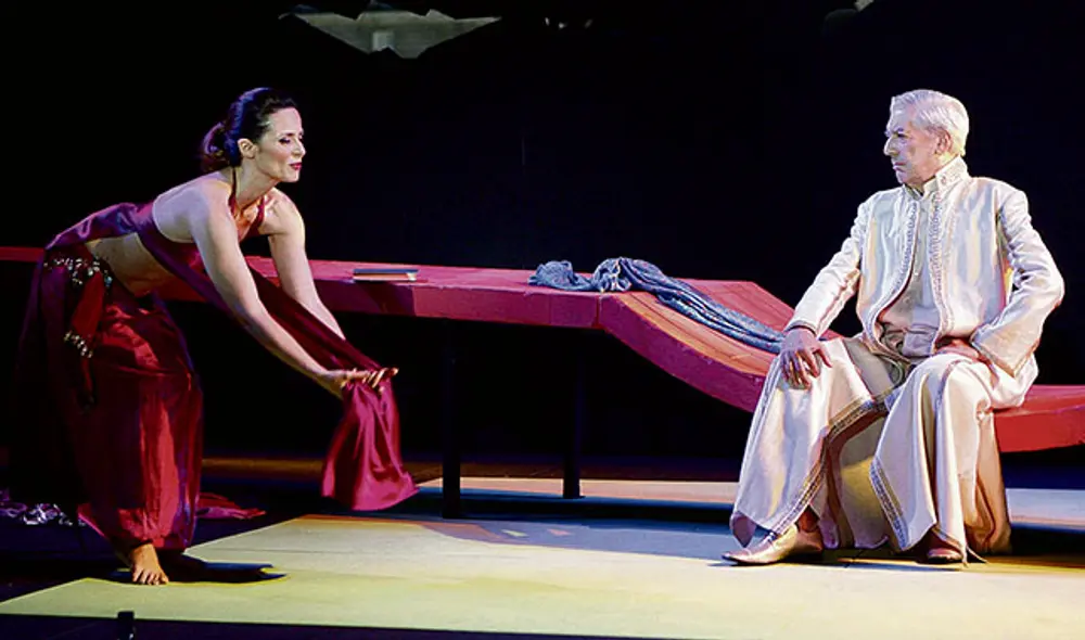 Escena. Vargas Llosa junto Aitana Sánchez Gijón en la obra Los cuentos de la peste, en España.