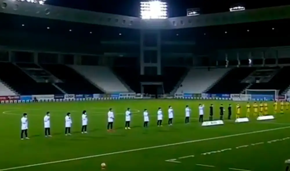 Jugadores del Al Sadd de Xavi Hernández salen a la cancha vestidos de médicos en homenaje a su lucha contra la COVID-19.