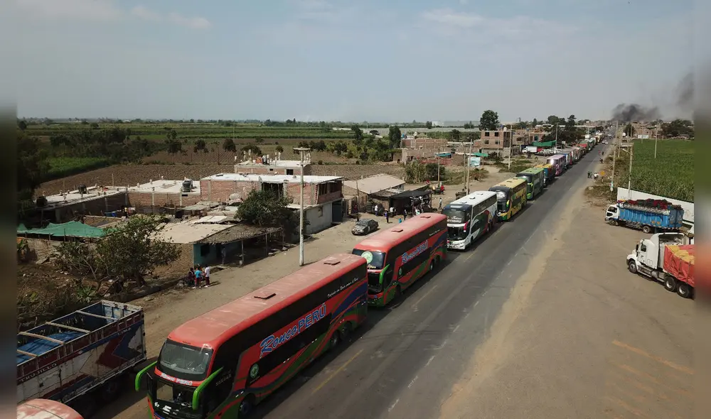 Durante las protestas, se registraron largas colas de buses en la panamericana norte de la región de La Libertad. Foto: EFE/Douglas Juárez.