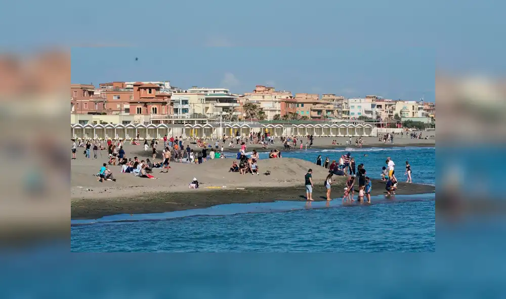 Ciudadanos europeos abarrotaron las playas durante desconfinamiento. Foto: AP Ciudadanos europeos abarrotaron las playas durante desconfinamiento. Foto: AP