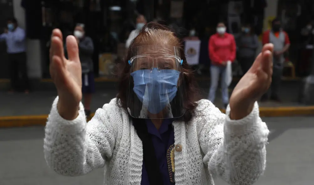 Asistentes no deberán hablar ni cantar durante la ceremonia, así como respetar la distancia social. Foto: Paolo Aguilar / EFE.
