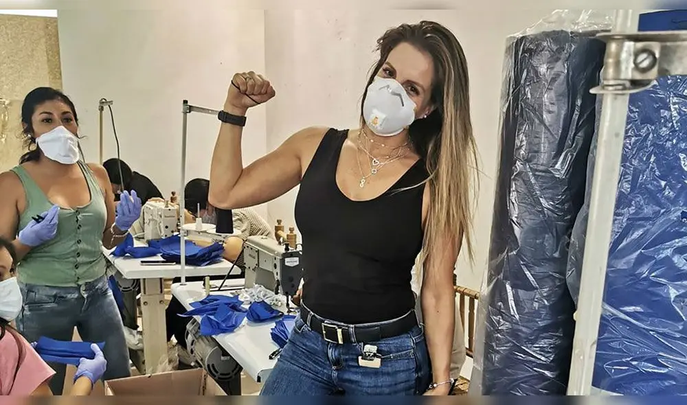 Tras varios días de producción de estas mascarillas solidarias, Alejandra Baigorria realizó su entrega a la PNP acompaña de George Forsyth. Tras varios días de producción de estas mascarillas solidarias, Alejandra Baigorria realizó su entrega a la PNP acompaña de George Forsyth.