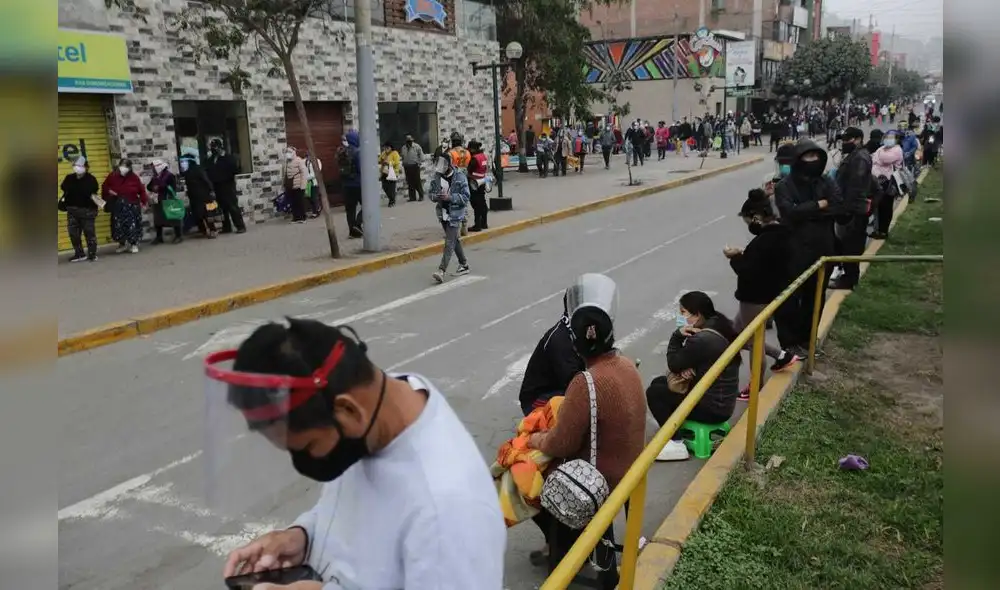 Largas colas se registran en el Banco de la Nación del óvalo de Puente Piedra por el cobro del bono familiar. Foto: John Reyes/ La República. Largas colas se registran en el Banco de la Nación del óvalo de Puente Piedra por el cobro del bono familiar. Foto: John Reyes/ La República.