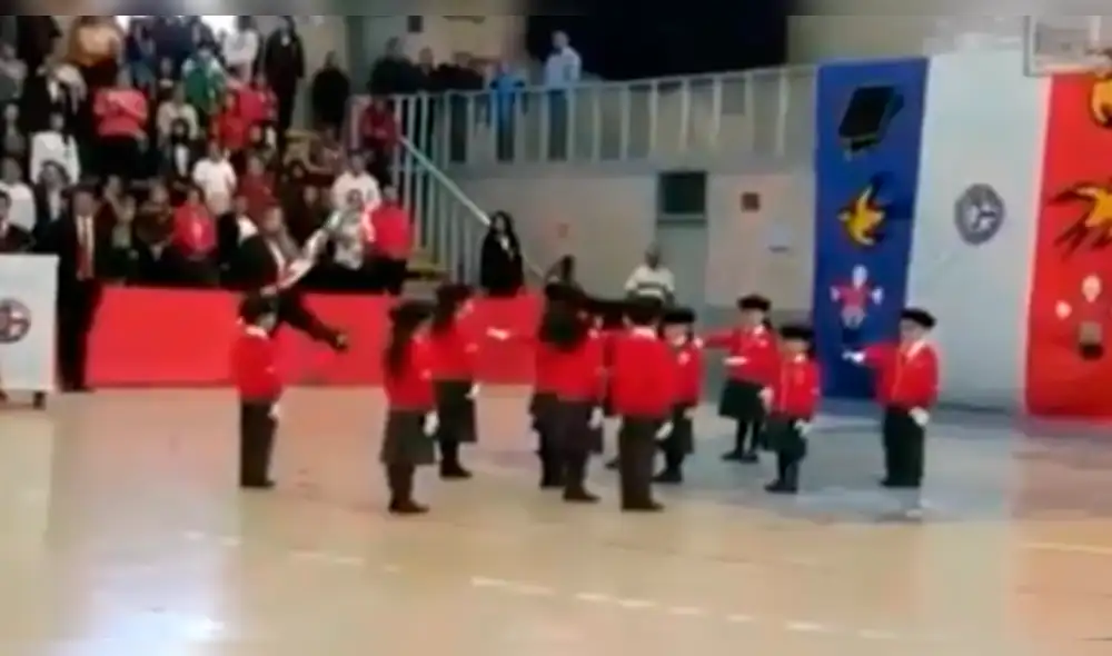Vía Facebook: maestra queda en ridículo mientras marchaba en escuela  de México [VIDEO]