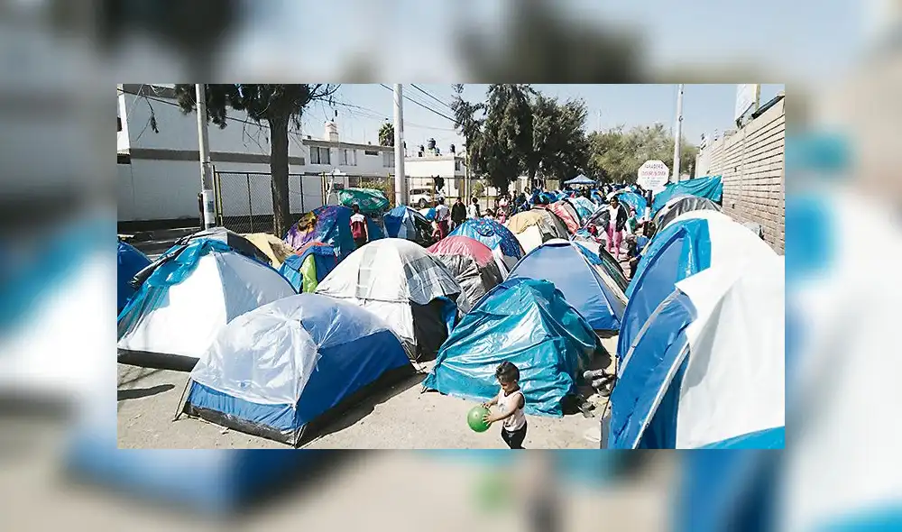 ¿SOLUCIÓN? Los extranjeros llegaron a Tacna para ingresar a Chile. Muchos viven de la caridad. ¿SOLUCIÓN? Los extranjeros llegaron a Tacna para ingresar a Chile. Muchos viven de la caridad.