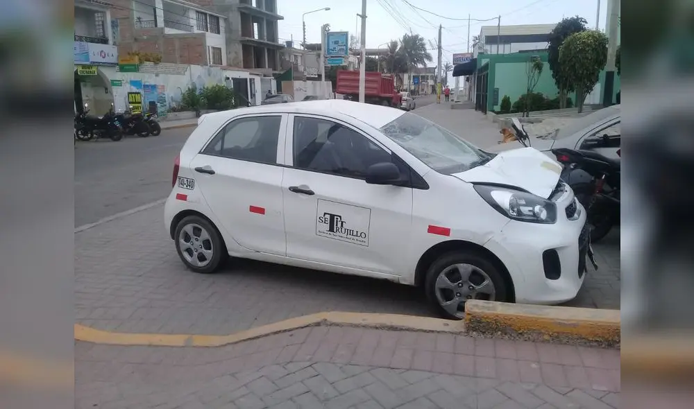 El taxi quedo con el parabrisas roto y la capota dañada.