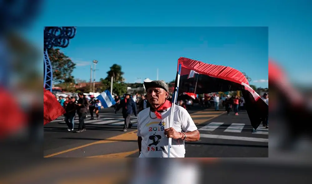 Un simpatizante del gubernamental Frente Sandinista de Liberación Nacional en la marcha, con motivo del coronavirus. Foto: EFE Un simpatizante del gubernamental Frente Sandinista de Liberación Nacional en la marcha, con motivo del coronavirus. Foto: EFE