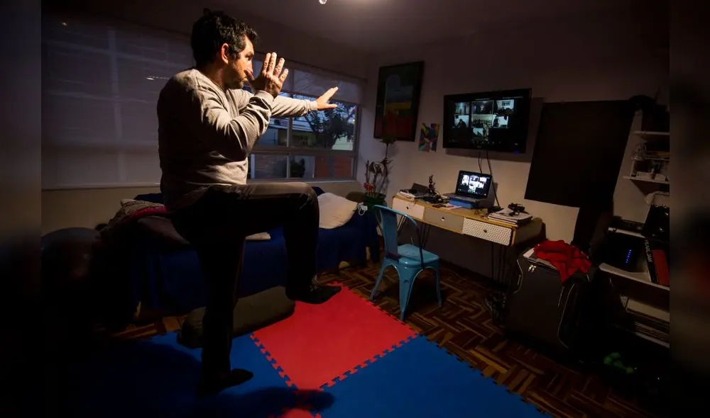 Rodrigo Jorquera, director de la escuela F14 y maestro de varios campeones internacionales de muay thai, dictando clases por Zoom. Foto: John Reyes.