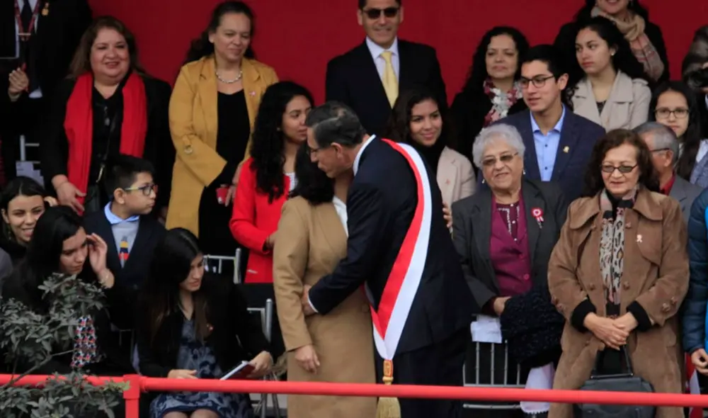 Martín Vizcarra junto a esposa. Martín Vizcarra junto a esposa.
