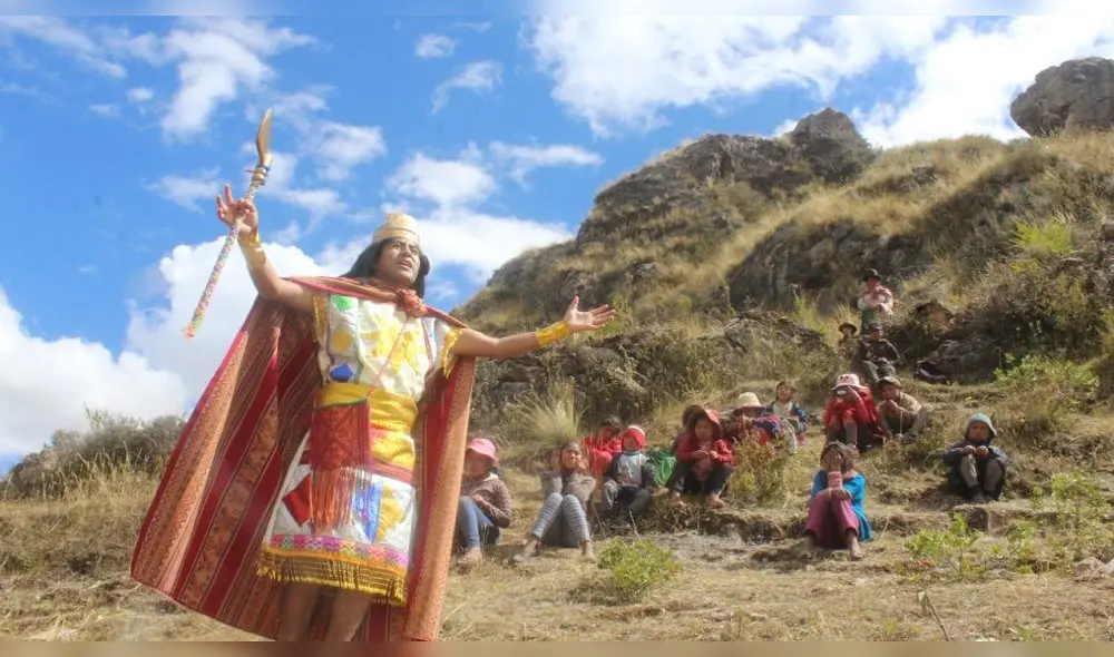Maestro cusqueño celebra a su modo las Fiestas Patrias.