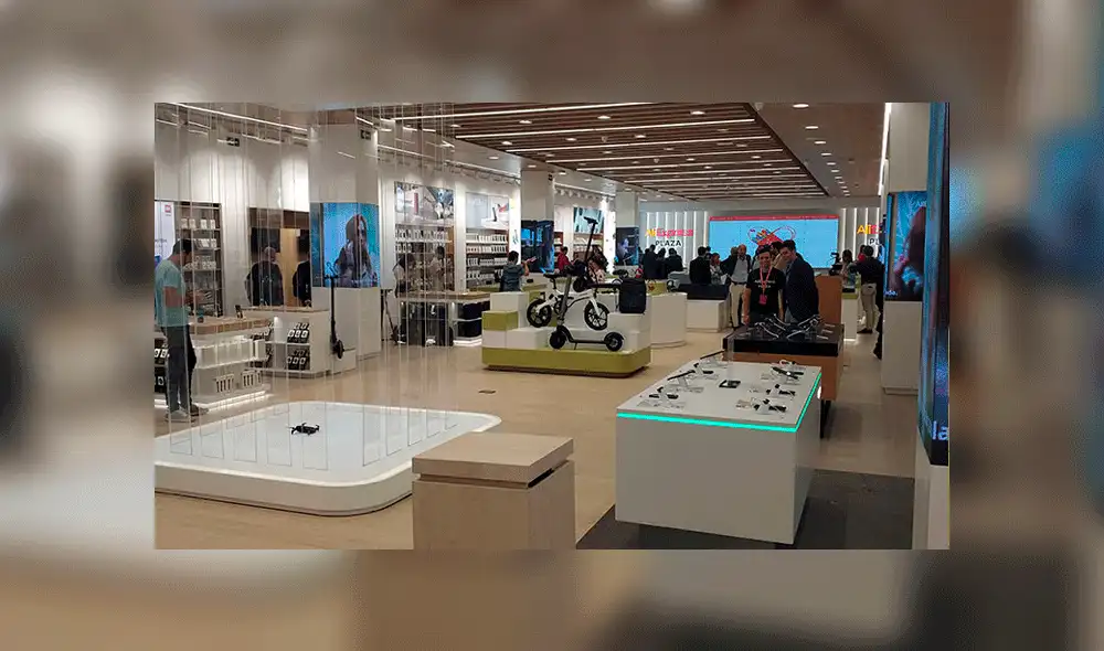 Miles acuden a inauguración de la primera tienda física de Aliexpress en Europa [FOTOS]