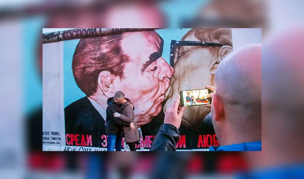 Pintado en 1990 por Dimitri Vrubel, el beso entre los líderes comunistas es uno de los puntos más visitados de Berlín. Foto: Difusión Pintado en 1990 por Dimitri Vrubel, el beso entre los líderes comunistas es uno de los puntos más visitados de Berlín. Foto: Difusión