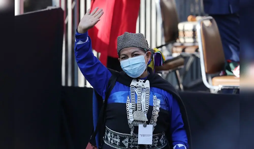 AME145. SANTIAGO (CHILE), 04/07/2021.- Elisa London, constituyente mapuche, participa hoy de la sesión inaugural de la Convención Constitucional, en el antiguo Congreso Nacional, en Santiago (Chile). EFE/Elvis González