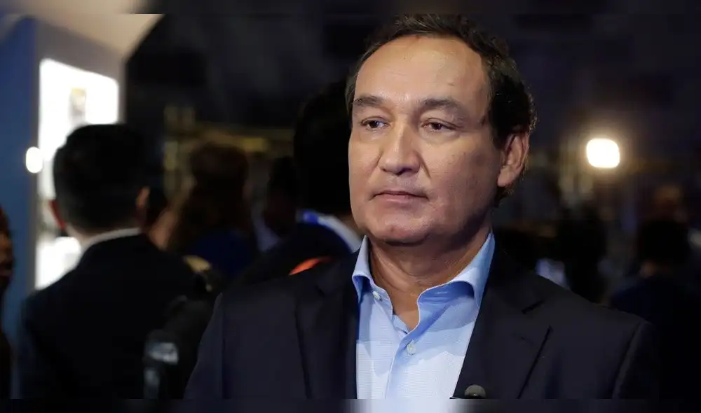 Otro pasajero acusa a United Airlines de amenazarlo con esposarlo si no dejaba su asiento