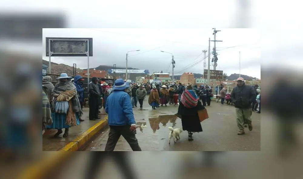 En Desaguadero, los manifestantes bloquearon el puente que conecta Perú con Bolivia En Desaguadero, los manifestantes bloquearon el puente que conecta Perú con Bolivia