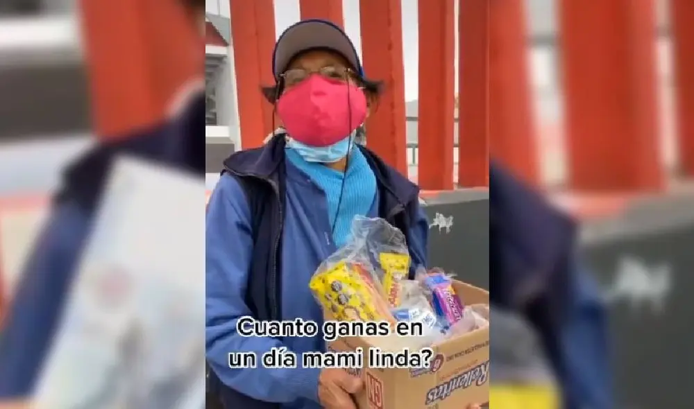 El joven ayudó a la señora que se encontraba vendiendo en las calles. Foto: TikTok/Captura/@lima El joven ayudó a la señora que se encontraba vendiendo en las calles. Foto: TikTok/Captura/@lima
