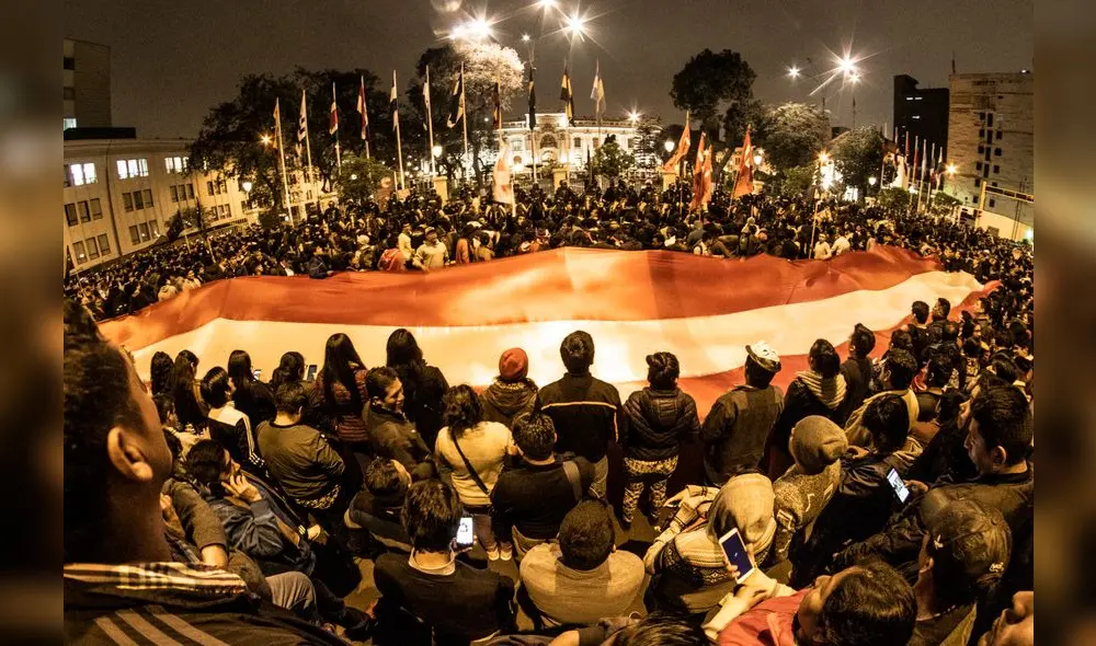 30-09-2019
DESPUES QUE  EL PRESIDENTE MARTIN VIZCARRA  CORNEJO  DISOLVIERA  EL CONGRESO EN HORAS DE LA TARDE  DEL 30 DE  SETIEMBRE DEL 2019  POR QUE EL CONGRESO NO DIO PRIORIDAD A LA CUESTION DE CONFIANZA QUE SE LE PIDIO EN HORAS DE LA MAÑANA  POR  LA ELECCION EXPRESS DE MIEMBROS  DEL TRIBUNAL CONSTITUCIONAL , CIENTOS DE CIUDADANOS  SALIERON A CELEBRAR   EL CIERRE DEL CONGRESO  POR LO QUE RALIZARON MARCHAS  EN  VARIAS  CALLES DE  LIMA  Y  EN VARIAS CIUDADES DEL PAIS EN APOYO POR LA DECISION TOMADA  POR EL GOBIERNO