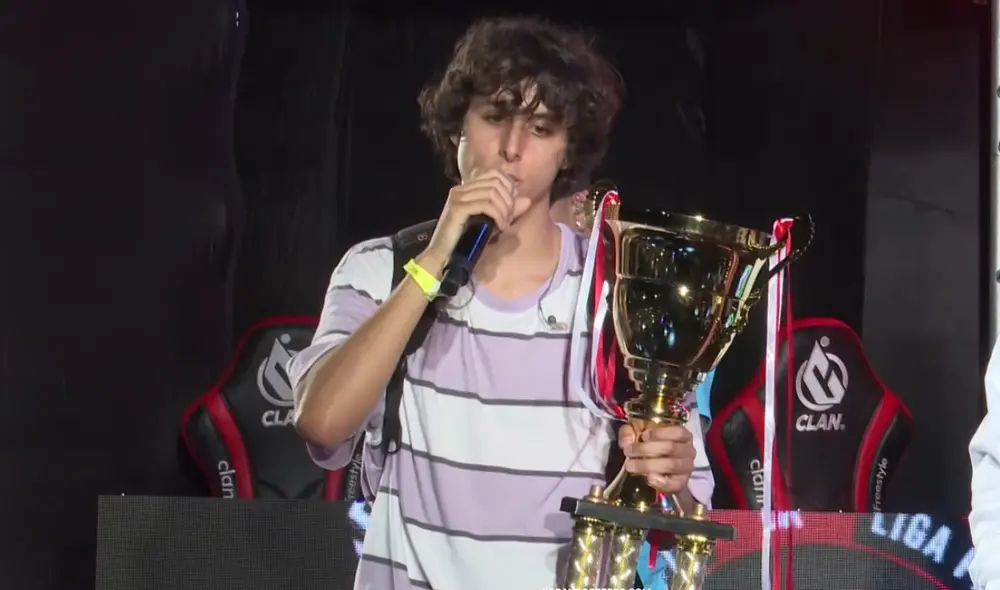 Jaze alzando la copa de la FMS Perú 2022. Foto: Captura FMS Perú