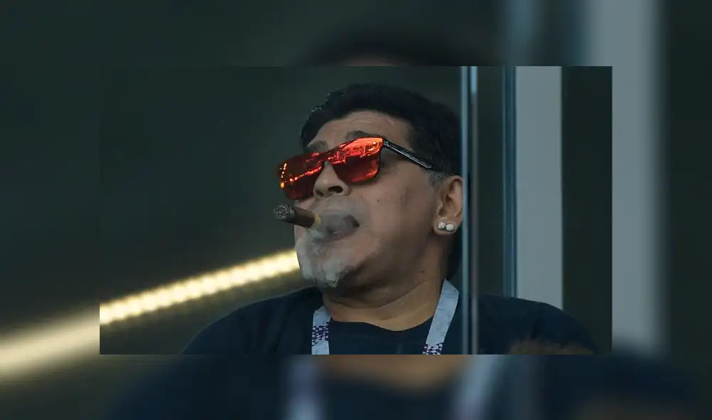 Maradona viola prohibición y se pone a fumar en pleno estadio de Rusia