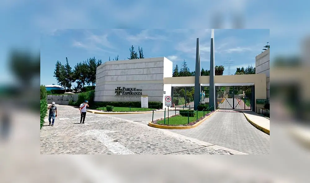 Sin público. Solo permiten pocas personas en entierros.