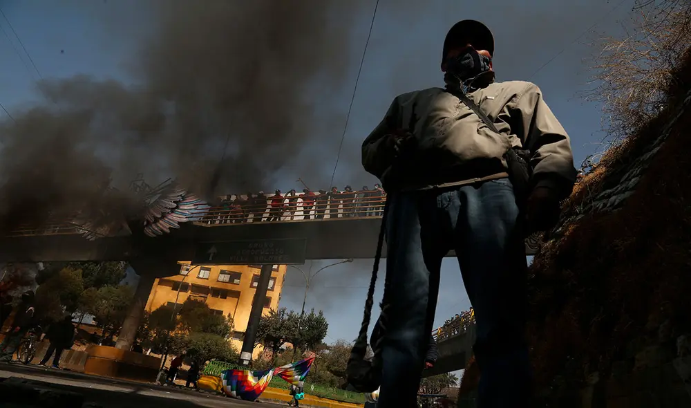 Un seguidor de Evo Morales el 10 de agosto en El Alto (Bolivia) que quemaba neumáticos para bloquear el camino, en protesta al segundo aplazamiento de las elecciones presidenciales. Foto: AFP Un seguidor de Evo Morales el 10 de agosto en El Alto (Bolivia) que quemaba neumáticos para bloquear el camino, en protesta al segundo aplazamiento de las elecciones presidenciales. Foto: AFP
