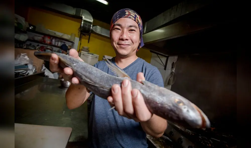 El cocinero se sacó unos minutos la mascarilla para mostrar su corte preciso. Crédito: John Reyes El cocinero se sacó unos minutos la mascarilla para mostrar su corte preciso. Crédito: John Reyes