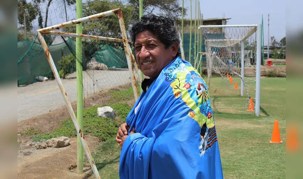 Envuelto con la bandera de Juliaca, Javier Arce promete más trabajo en el equipo (Foto: La República)
