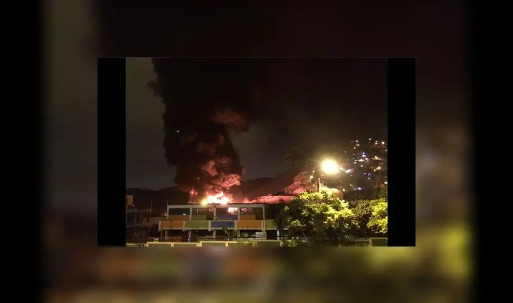 Reportan incendio en almacén de tubos de plástico en el Rímac | VIDEO 
