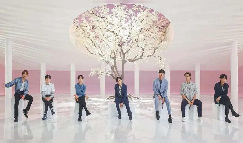 Desliza para ver más fotos de "Stay gold" de BTS, canción de Map of the soul: 7 The journey. Créditos: Big Hit Ent.