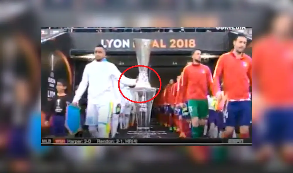 Dimitri Payet y otros jugadores con lamentable final por tocar la copa [VIDEO]
