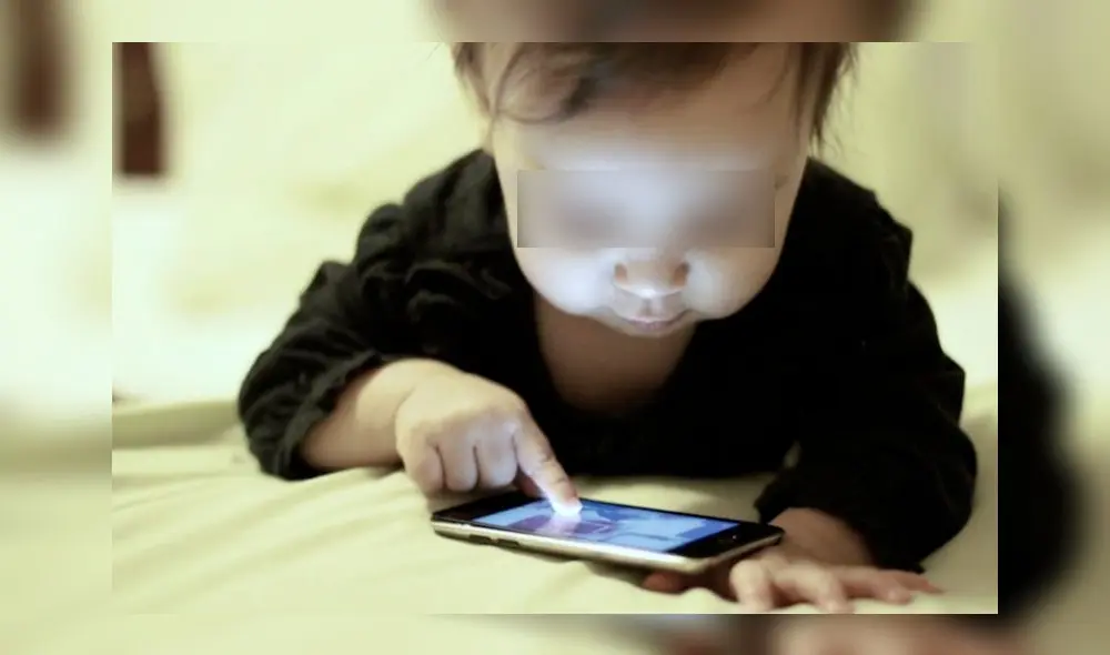Menores ahora tienen celular desde muy pequeños. Foto: BBmundo