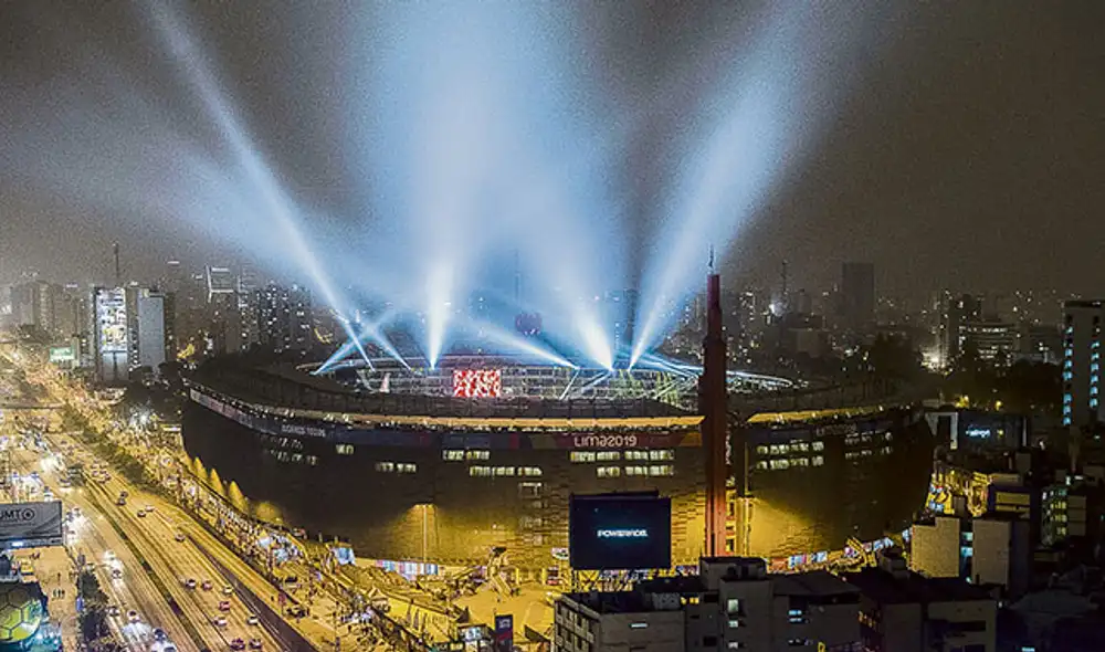 Luces. Una vista panorámica del estadio desde exteriores.