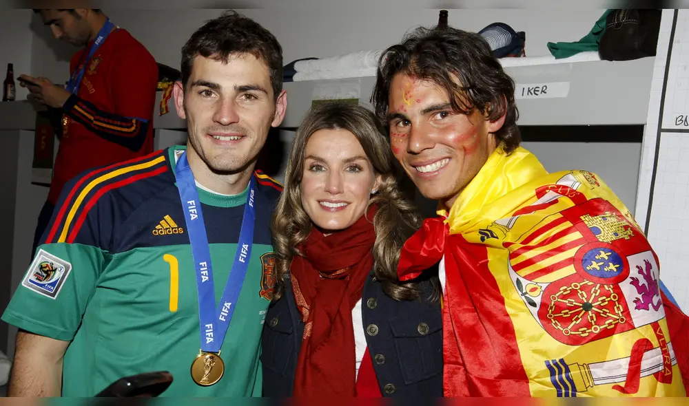 Iker Casillas celebrando el trofeo de la Copa del Mundo con la princesa Letizia y el tenista Rafael Nadal. Foto: EFE.