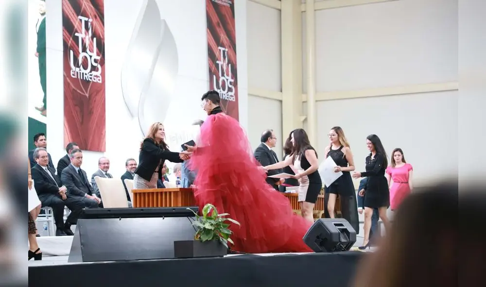 Miguel Martínez decidió vestir un desenfadado atuendo para su ceremonia de graduación. Foto: Facebook. Miguel Martínez decidió vestir un desenfadado atuendo para su ceremonia de graduación. Foto: Facebook.