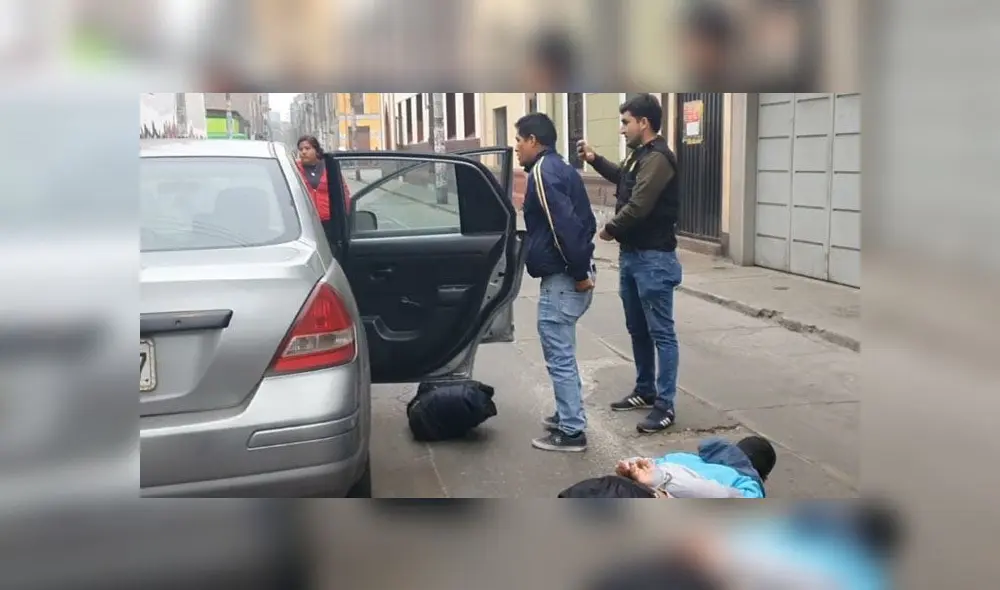 Sujetos llevaban pasamontañas, además de un arma de fuego y un cuchillo. (Foto: PNP) Sujetos llevaban pasamontañas, además de un arma de fuego y un cuchillo. (Foto: PNP)