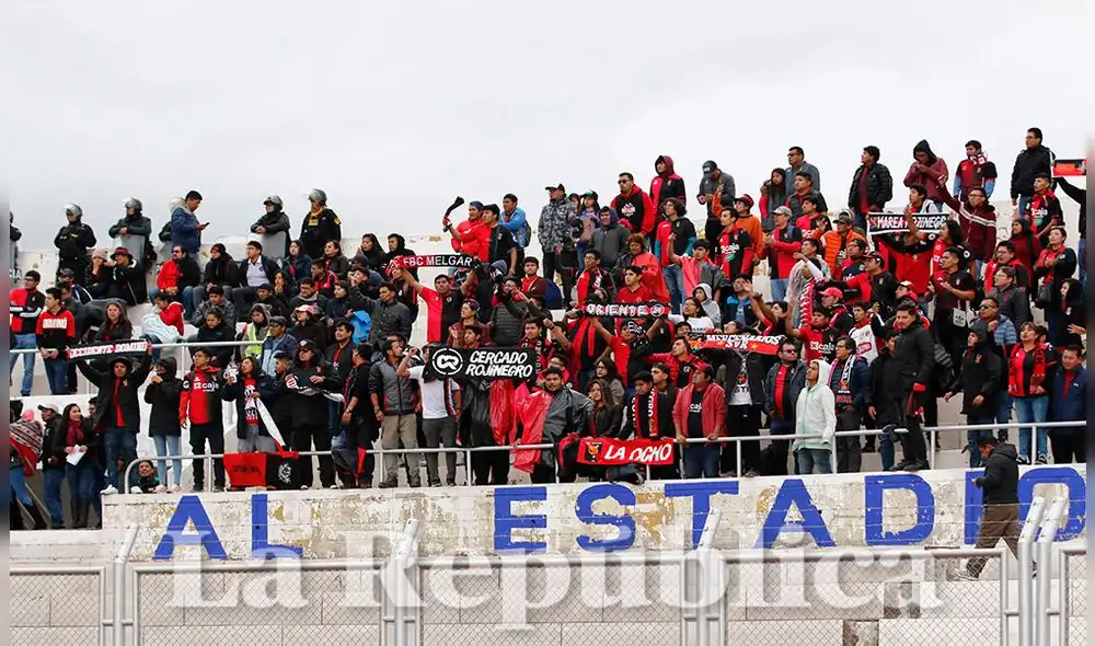 Hinchas de Melgar viajaron desde Arequipa para alentar a su equipo.