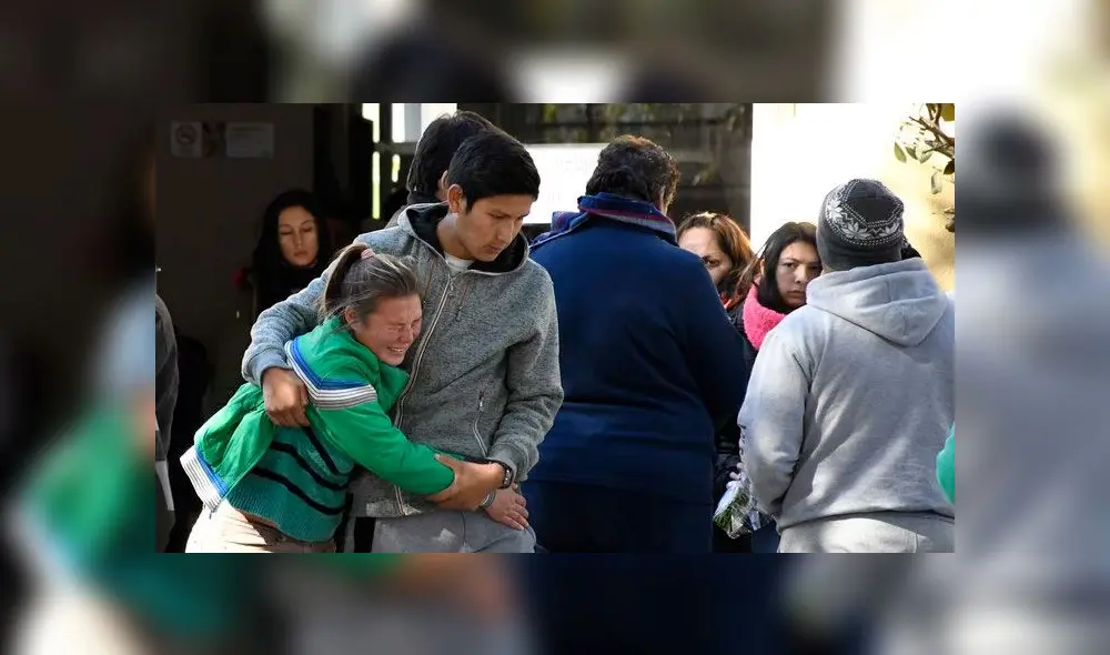 El momento en el que sale el férretro del Diego Román. Foto: El Clarín. El momento en el que sale el férretro del Diego Román. Foto: El Clarín.