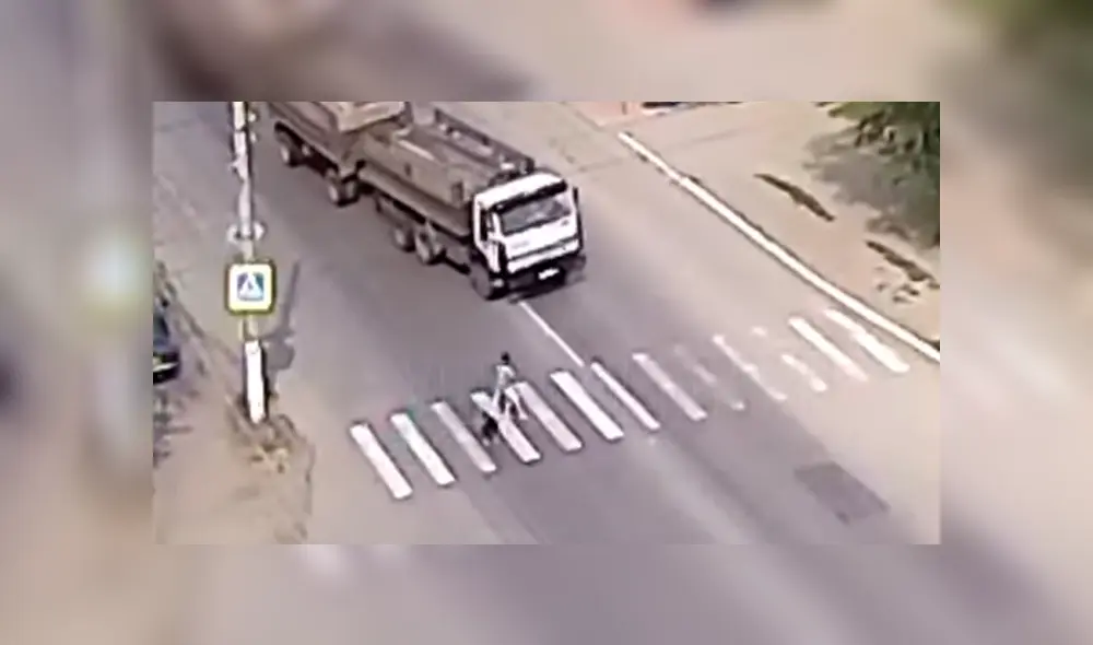 Vía YouTube: perro evitó que su dueña sea atropellada con rápida reacción Vía YouTube: perro evitó que su dueña sea atropellada con rápida reacción
