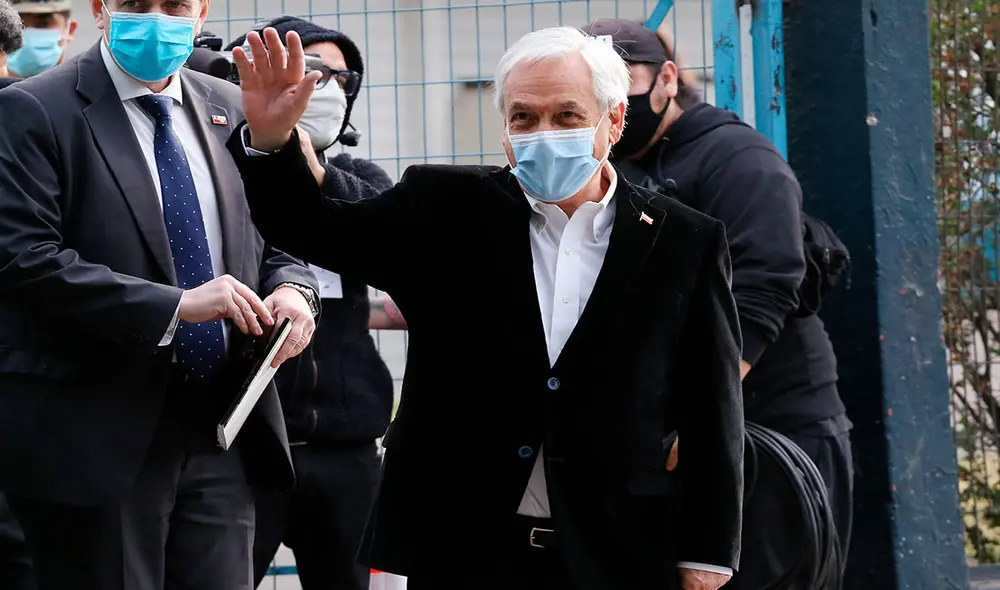 Sebastián Piñera al llegar al centro de sufragio para emitir su voto en el plebiscito 2020. Foto: EFE