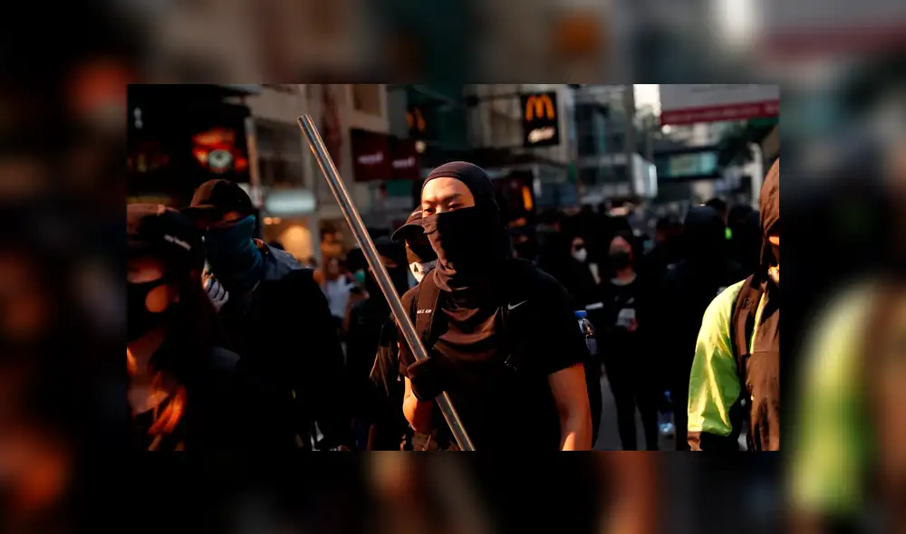 Policía dispara a un manifestante durante una violenta protesta