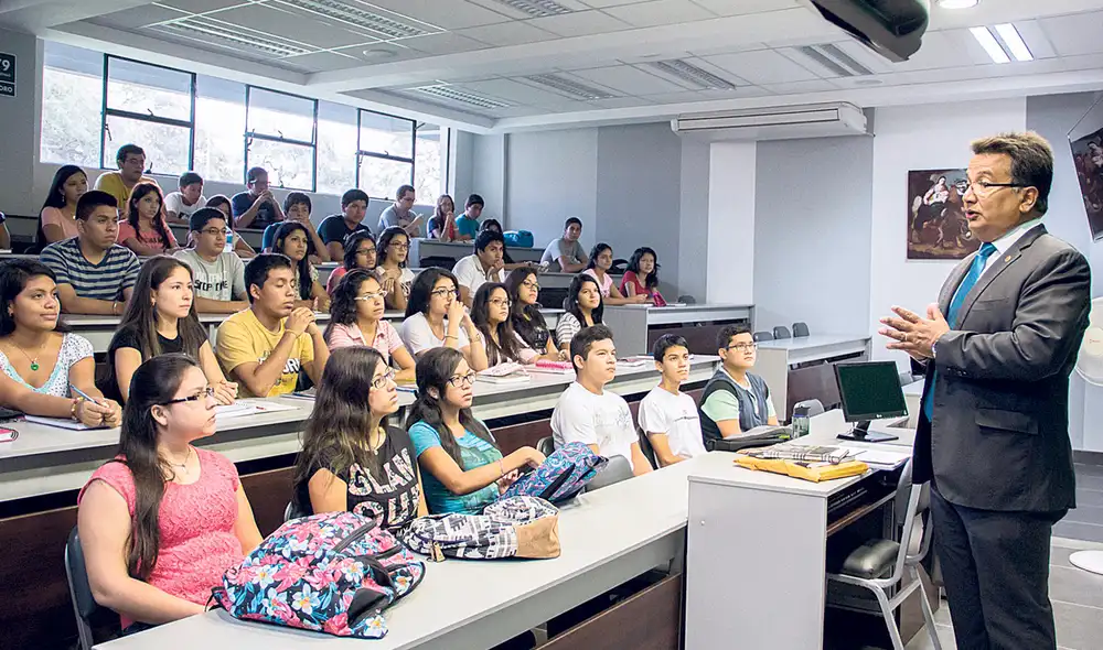 En clase. Ley fija un plazo de 5 años para que los catedráticos obtengan la maestría o doctorado. Muchos aún no lo logran. Foto: difusión En clase. Ley fija un plazo de 5 años para que los catedráticos obtengan la maestría o doctorado. Muchos aún no lo logran. Foto: difusión