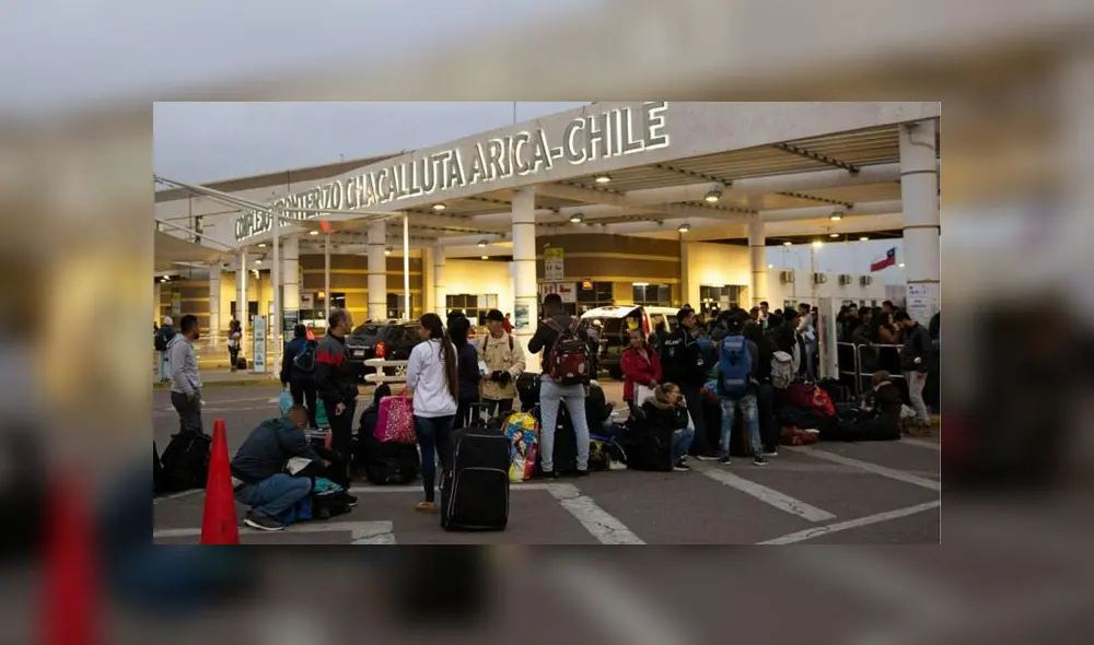 Venezolanos esperan en el control fronterizo de Chacalluta tras nuevos requisitos para la visa consular.