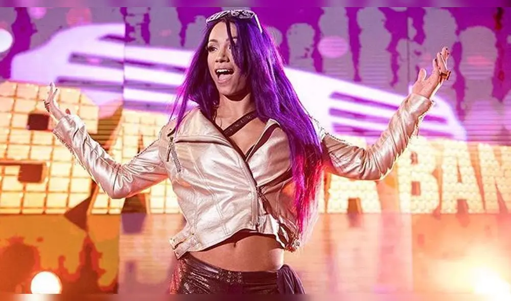 Sasha Banks se quita la peluca para festejar paliza a Natalya [VIDEO]